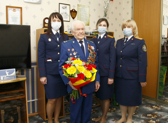 В Волгограде сотрудники СК поздравили с 97-летием фронтовика Георгия Рогового